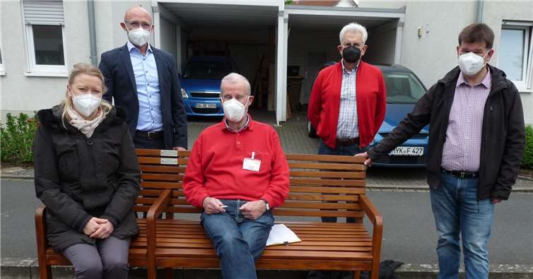 V.li. Susanne und Volker Hermeler, Michael Vollert und Henning Horn vom Seniorenforum sowie Torten Bölinger vom städtischen Betriebshof.Quelle: Rheinbacher Seniorenforum e.V.