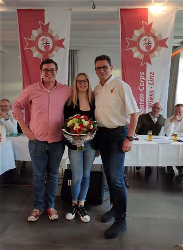 V.li. Tanzoffizier Sebastian (Mesi) Mesenholl, Tanzmariechen Jelena Scheidt und Kommandant Markus Paffhausen. Foto: Stadtsoldatencorps Linz