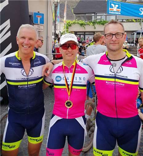 V.li. Teamfahrer Fergus Neher, Rheinland-Pfalz Meister Erik Hühnlein, Teamchef Ralf (Berry) Berenhäuser. Foto: privat