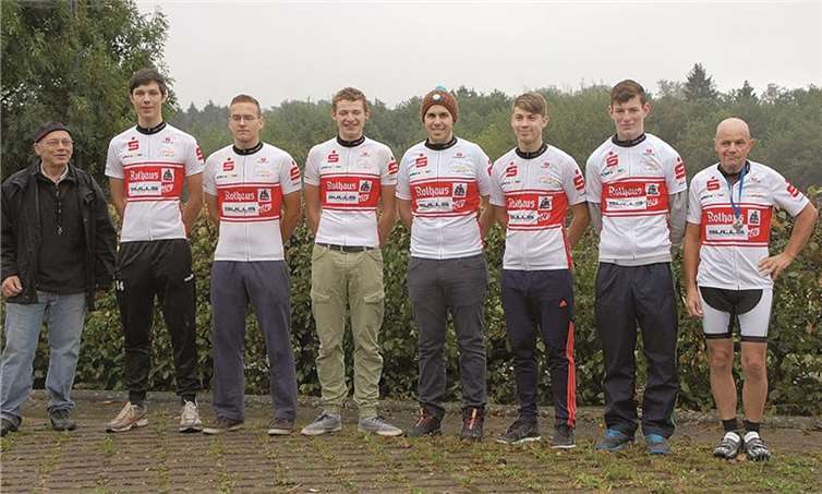 V.li. Teammanager Werner Müller, Richard Schäfer, Ralf Lux, Felix Schneider, Christopher Görgen (Teamkapitän), Joshua Mannebach, Niklas Weiß und Etienne Geant. Axel Schneider