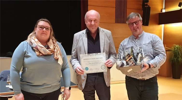 V.li. Theresa Neuber, Vorsitzende; Franz Rudolf Stein und Ehrendirigent; Andreas Heuser, stellv. Vorsitzender.Quelle: Singkreis 70 Koblenz