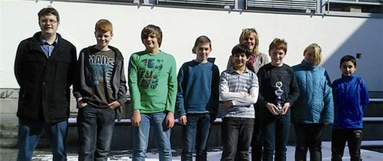 V.li. Thomas Damson (Betreuer), Dennis Rommel, Yannick Breuer, Jan-Heinrich Böhm, Lukas Wappler, Lisa Schneider (Schulleiterin), Sandro Hartel, Jana Tiedtke, Altan Musacali. privat