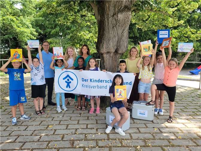 V.li. Thomas Fischbach (Haus des Jugendrechts), Annette Richert (KSB), Frau Trierweiler und Frau Borlinghaus (beide Willi-Graf-Schule) mit Kindern. Foto: Kinderschutzbund Koblenz