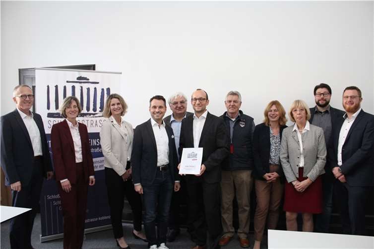 V.li. Thomas Hammann (Wirtschaftsförderung Stadt Koblenz), Claudia Spanier-Dönges (stellv. Vorstandsmitglied Sparkasse Koblenz, Vertretung Hauseigentum) Almut Rusbüldt (Innenstädte der Zukunft, Wirtschaftsministerium RLP), David Langner (Oberbürgermeister), Heinz-Peter Mertens (Hauseigentümer / BID - Initiative), Stephan Schunk (City-Arbeitskreis Schlossstraße e.V. / BID - Initiative), Erich Dieler (Hauseigentümer / BID - Initiative), Karina Szwede (Stellv. HGFin IHK Koblenz, Vertretung Hauseigentum) Elke Hofacker (Hauseigentümerin / BID - Initiative), Marcel Weiler (Hauseigentümer / BID - Initiative / City-Arbeitskreis Schlossstraße e.V), Nils Hofacker (Vertreter Hauseigentum / BID - Initiative / City-Arbeitskreis Schlossstraße e.V). Quelle: Stadt Koblenz