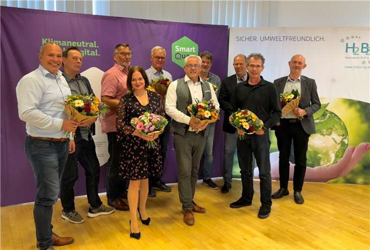 V.li. Thomas Hau, Edgar Johann, Joachim Thon (hinten), Dr. Katrin Zimmermann, Gerhard Walgenbach (hinten), Albert Jung, Georg Valder (hinten), Uwe Diederichs-Seidel (hinten), Dr. Peter Götting und Dr. Günther Kolb.  Foto: Verbandsgemeinde Kaisersesch/Martina Vogel)