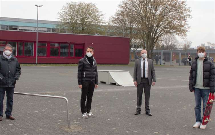 V.li. Thomas Muth (Sachbereichsleiter Kinder- und Jugendförderung der Stadt Koblenz), OB David Langner, Sven Kasper (Sparkasse Koblenz), Laurenz Ringel.Foto: Stadt Koblenz