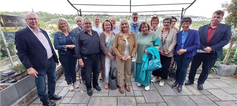 V.li. Thomas Preußer, Elisabeth Hansen, Manfred Tippner, Gerhard Kreuser, Kevin Wilhelm, Anja Bogott, Erich Engelke, Dr. Margit Theis-Scholz, Dieter Weidenfeller, Editha Pröbstle, Petra Riehl, Elisabeth Sauer-Kirchlinne, Sabrine Hajri, Anna-Maria Schuster und Dr. Dr. Reinhard Kallenbach.  Copyright: Theis-Scholz