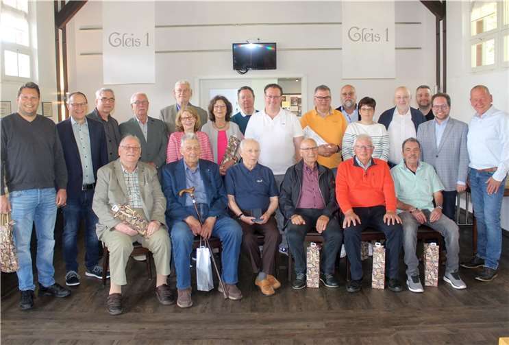 Oskar Urbild 71 Jahre in der CDU V.li. Thomas Welter, Walter Weber, Peter Augel, Gerhard Welter,, Harry Schneider, Heribert Scherhag, Rosi Augel, Kurt Heidger, Gerti Endres, Thorsten Gärtner, Gino Gilles, Oskar Urbild, Kurt Schulden, Stefan Bullach, Martin Petry, Michaela Reiter, Anton Reiter, Rudolf Stefanski, Egon Gilles, Torsten Welling (MdL), Erster Kreisbeigeordneter Pascal Badziong, Stadtbürgermeister Gerd Klasen. Quelle: CDU Polch