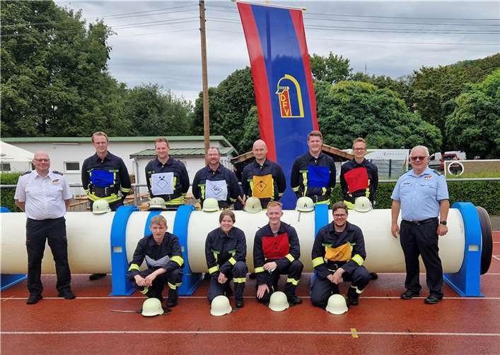 V.li. Thorsten Fischbach (Landeswettbewerbsleiter), Christian Fein, Sebastian Fein, Adrian Eiser, Michael Pleitgen, Hendrik Kuhn, Tobias Wegner, Peter Gerhards (Vizepräsident LFV RLP). Kniend: Benjamin Wende, Lea Leyendecker, Finn Windolph, Marvin Leyendecker.  Fotos: Michael Klein