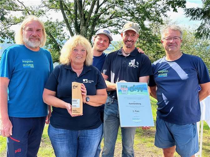 V.li. Thorsten Hoyer (Wandermagazin), Gabi Wäschenbach (Kreisverwaltung Altenkirchen), Jarle Sänger (Wandermagazin), Felix Knopp (Naturregion Sieg) sowie Manuel Andrack. Foto: Thorsten Stahl