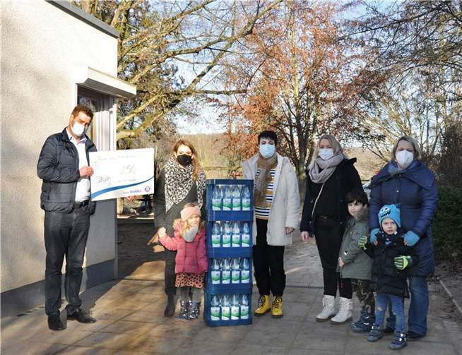 V.li. Thorsten Huber (Leiter Marketing Brohler Mineral- und Heilbrunnen GmbH), Alina Wallenfang (Beisitzerin Förderverein Kita St. Viktor), Ingrid Seifen (Leitung Kita St. Viktor), Verena Örenbas (Vorsitzende Förderverein Kita St. Viktor), Claudia Schygulla (Beisitzerin Förderverein Kita St. Viktor). Foto: privat