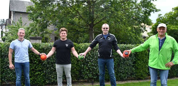 V.li. Thorsten Kaiser - 1. Vorsitzender Hauptverein und 4 v.li. Dirk Mohr - 1. Vorsitzender Abteilung Handball - freuen sich, dass Sie Florian Schlich und Felix Bous als Trainerteam gewinnen konnten. Quelle: TuS Grün Weiß Mendig