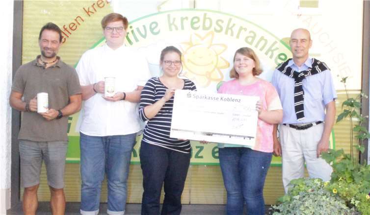 Fußball für den guten Zweck V.li. Thorsten Klemmer, Lehrer und Orgnisator, Tom Klein, Schüler 10.Klasse, Katharina Thönnessen, Elterninitiative, Jennifer Krischer, Schülerin 10. Klasse, und Schulleiter Dieter Kugler.Foto: privat