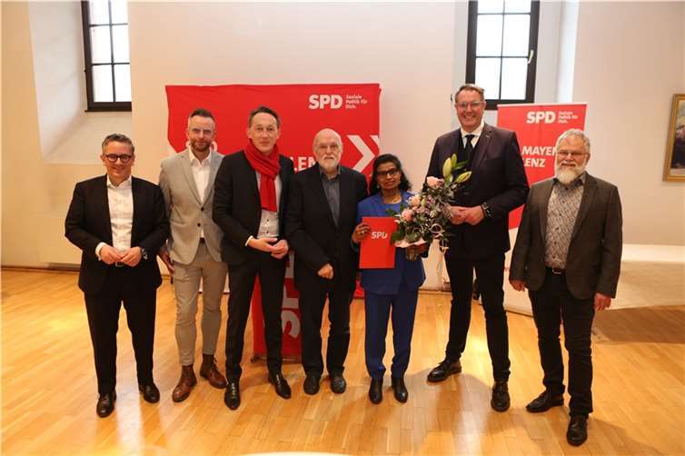 V.li. Thorsten Rudolph, Marko Boos, Marc Ruhland, Dieter Glöckner (ehem. Vorsitzender des Ortsvereins Vallendar), Grace Dahmke, Alexander Schweitzer und Mathias Knerr. Foto: Sven Neuschaefer-Rube