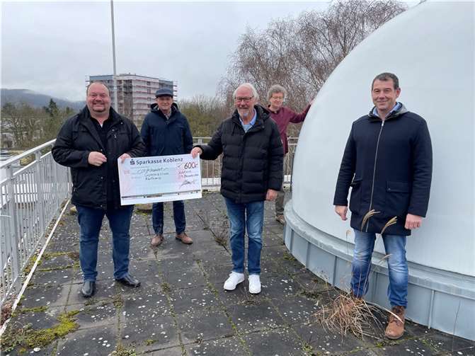 V.li. Thorsten Schneider und Henning Wulf übergeben die Spende an Friedhelm Kurz, Dr. Witold Domogalla und Dirk Zerwes.Foto: privat