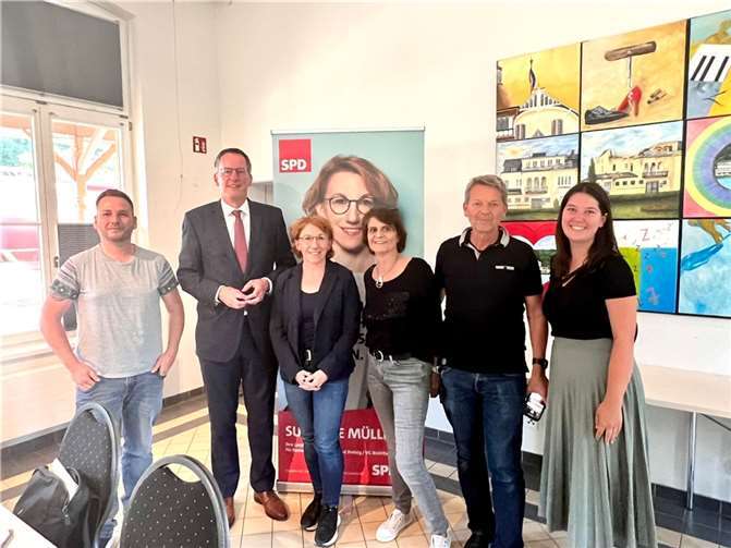 V.li. Tim Baumann, Innenminister RLP Michael Ebling, Landtagsabgeordnete Susanne Müller, Irmgard Köhler, Peter Busch und Lara Cordier. Quelle: SPD Breisiger Land