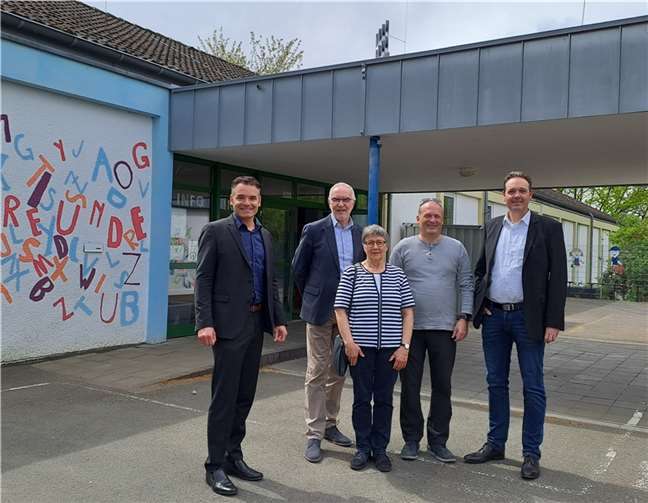 V.li. Tim Josef Michels (Ortsvorsteher), Bert Flöck (Baudezernent der Stadt Koblenz), Maria Weber (Ortsbeiratsmitglied), Torsten Reif (Ortsbeiratsmitglied), Marco Degen (Ortsbeiratsmitglied). Foto: Mike Michels