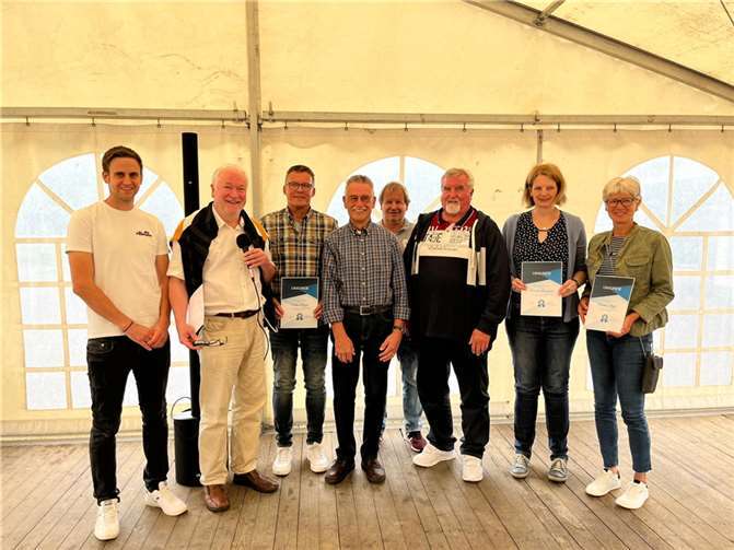 V.li. Timo Breithausen, Schatzmeister der TSG, Gert Winkelmeier, 1.Vorsitzender, Volker Neitzert, wurde für 50 Jahre Mitgliedschaft ausgezeichnet, Klaus Breithausen wurde für sein Lebenswerk im Verein geehrt. Er ist seit über 60 Jahren Mitglied in der TSG, davon seit über 50 Jahren in unterschiedlichsten Funktionen, Thomas Schmengler, 2.Vorsitzender, Rudi Velten wurde ebenfalls für sein Lebenswerk im Verein geehrt. Er ist seit 68 Jahren Mitglied der TSG, davon seit ca. 55 Jahren in unterschiedlichsten Funktionen, Alexandra Bierbrauer, wurde für 40 Jahre Mitgliedschaft ausgezeichnet und Christina Pfeiffer die auch für 50 Jahre Vereinstreue von der TSG geehrt wurde. Quelle: TSG Urbach/Dernbach