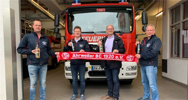 V.li. Timo Dörfer, Richard Lindner, Frank Schönherr, 2. Vorsitzender Ahrweiler BC sowie Jörg Simon. Quelle: Feuerwehr Bad Neuenahr