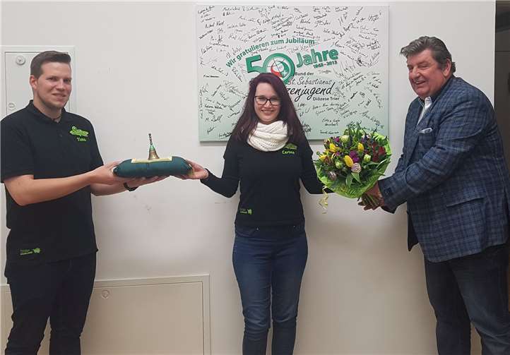 V.li. Timo Stahlhofen (ehemaliger Diözesanjungschützenmeister), neue Diözesanjungschützenmeisterin Carina Keßelheim und Ehrendiözesanjungschützenmeister Mario Schäfer.Foto: Christine Evers