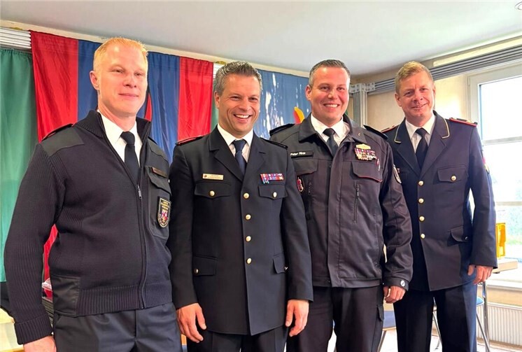V.li. Timo Weber, Landesjugendfeuerwehrwart Dirk Ströder, Peter Rink, Bundesjugendleiterleiter Christian Patzelt. Foto: privat