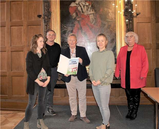 V.li. Tina Wahlen (2. Vorsitzende des Fördervereins Layer Kinder e. V.), Thomas Jost (CDU Lay), Bürgermeisterin Mohrs, Sandra Nagy (Vorsitzende Förderverein Layer Kinder e. V.), Rita Zeitzem.Quelle: Stadt Koblenz