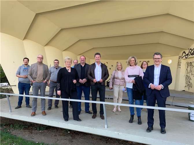 V.li. Tobias Christmann, Fritz Naumann, Toni Bündgen, Marion Lipinski-Naumann, Erich Engelke, Thorsten Schneider, Detlev Pilger, Dr. Margit Theis-Scholz, Dr. Anna Köbberling MdL, Marion Mühlbauer, Dr. Thorsten Rudolph MdB. Foto: SPD-Stadtratsfraktion