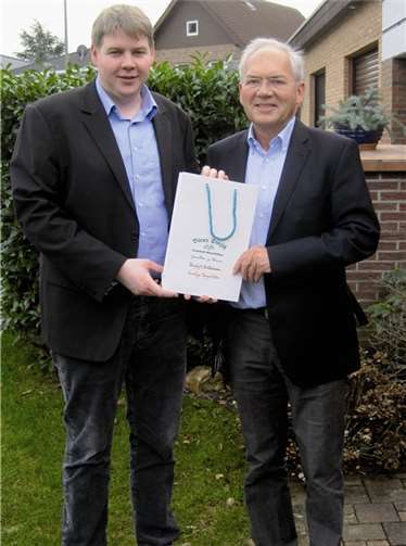 V.li. Tobias Leuning überreicht seinem Vorgänger Robert Datzer ein Abschiedsgeschenk. privat