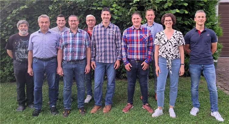 V.li. Torsten Lammer, Arno Seul, Jonas Krämer, Markus Reth (1. Beigeordneter), Dieter Reher, Thomas Probstfeld (Ortsbürgermeister), Kevin Krämer (2. Beigeordneter), Max Mumm (Bürgermeister der VG Maifeld), Sarah Reth und Peter Röser. Foto: privat