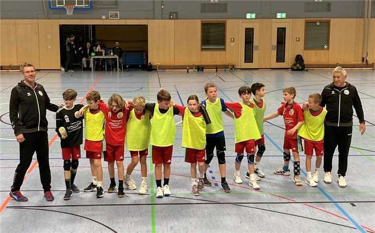 V.li. Trainer Christian Mokosch, Luc Gumbrecht (Tor), Marcel Ising, Jakob Dahmen, David Hoffmann (4), Tom Jerger (7), Frida Saxler (2), Florian Mokosch (5), Ben Hübinger, Maxim Gostiuk (Tor), Bastian Mokosch (1), Mats Roth, Trainer Karl – Heinz Hoffmann. Foto: JSG Welling/Bassenheim