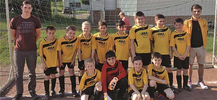 V.li. Trainer Eric Tukven, Andrean Kabro, Drini Gashi, Michel Schreier, Ismail Er, Leonardo Younes, Tarik Menge, Marvin Henk, Arlind Ademi, Trainer Adrian Schefezyk,Kniend: Paul Poerzgen, Semsettin Cakmak, Cedric Kaminski und Noawar Kasouha.privat