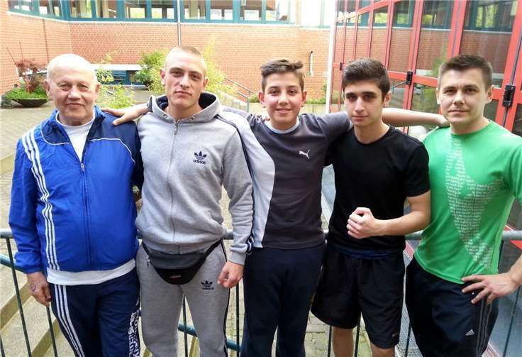 V.li. Trainer Heinrich Ottersbach, die Kämpfer Matthias Lohner, Evren Gedik, Ali Abay und Trainer Serge Wunder. privat