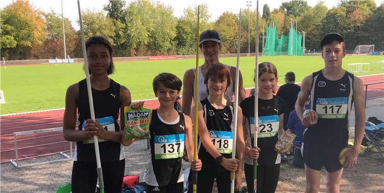 V.li. Trisha Wojcik, Svea Weber, Noah Seibel, Trainerin Tanja Seibel (Hintergrund), Mia Dott, Marc Seibel. Es fehlt Gregor Hoffmann. Foto: Michael Seibel, SpVgg Burgbrohl