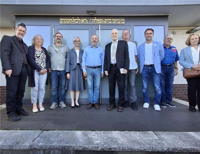 V.li. Ulrich Britten (Bischöfliches Generalvikariat Trier) Margarete Kock und Sven Ziegler (Baptistengemeinde Bendorf), Veronika Raß (Pastoralreferentin im Bistum Trier im Pastoralen Raum Cochem-Zell) Avadislav Avadiev (Vorsitzender der jüdischen Kultusgemeinde Koblenz), Rabbiner Mordechai Bohrer (Aachen) Gero Meyer (Mitglied im ökumenischen Arbeitskreis in Cochem-Zell und Kaisersesch), Bernd Berenz (Gemeindereferent im pastoralen Raum Cochem-Zell und in der Pfarrei Hl. Maria Magdalena Cochem) Dr. Christoph Simonis (Jüdische Kultusgemeinde Koblenz), Angelika Fohl (Ulmen).  Foto: jüdische Gemeinde Koblenz, Abram Abayev