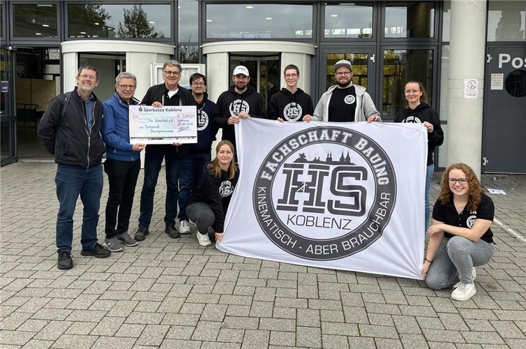 Rekordspende für den guten Zweck: Hochschule Koblenz übertrifft sich selbst V.li. Ulrich Britten (Vorsitzender, Förderverein Mampf e.V.), Wolfgang Braun (Vorsitzender, Die Schachtel e.V.), Jürgen Michel (Streetworker) sowie von der Fachschaft Alexander Delb, Johanna Müller, Lukas Pferdehirt, Leo Justen,Tobias Göth, Lea Schnee (Vorsitzende, Fachschaft Bauingenieurwesen), Eva Janke (Vorsitzende, Fachschaft Bauingenieurwesen). Foto: Dustin Krumm