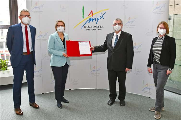 V.li. Ulrich Dexheimer, ISB-Vorstandssprecher, Bildungsministerin Dr. Stefanie Hubig, Landrat Dr. Alexander Saftig, Gaby Pauly, Leiterin der Schulabteilung der Kreisverwaltung Mayen-Koblenz.  Foto: Kreisverwaltung Mayen-Koblenz