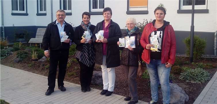 V.li.: Ulrich Kuss, 1. Vorsitzender der Redoute, Margit Seinsche, KJH Arenberg, Sabine Müller, Trainer Line Dance, Christel Dort, KJH Arenberg, und Cassandra Müller.privat