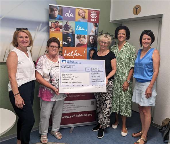 Inselfrauen unterstützen Notfallzimmer des SkF Koblenz V.li. Ulrike Goeth-Löhr (SkF), Christa Hilden, Rosi Klöckner, Katja Stein (Niederwerther Frauengemeinschaft), Andrea Schlag (SkF). Foto: Anette Lauf (SkF)
