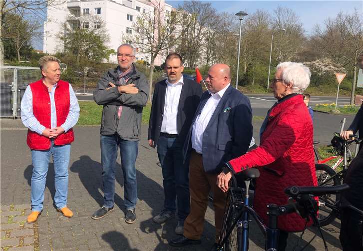 V.li. Ulrike Mohrs, Bert Flöck, Marius Jakob, Leo Biewer und Monika Artz während der Ortsteilbegehung.Foto: privat
