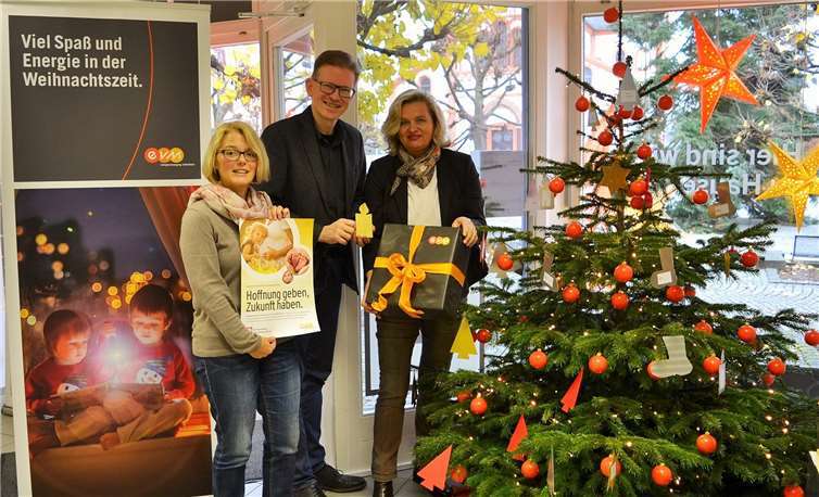 V.li. Ursula Schmitten, Marcelo Peerenboom und Christiane Paschakarnis wollen mit dem Wunschbaum in Sinzig Familien mit ihren Babys unterstützen.E.T. Müller