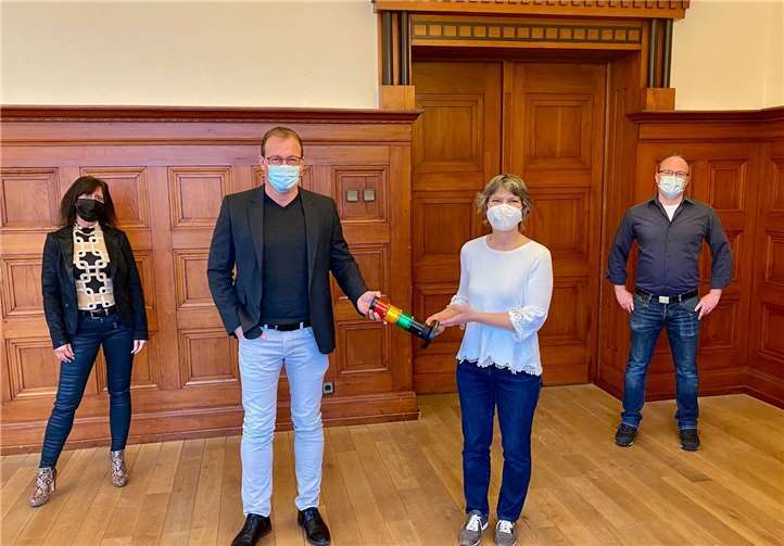 V.li. Ute Dernbach, Teilbereichsleiterin Familien, Schulen und Soziales, Jörg Lempertz, Bürgermeister der Verbandsgemeinde Mendig, Diana Pretz, Schulleiterin Pfarrer-Bechtel Grundschule und Christopher Wittig, Teilbereichsleiter Sicherheit und Ordnung.Foto: Verbandsgemeinde Mendig/Kutz