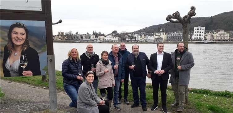 Mittelrhein-Weinkönigin Verena Schwager eröffnet neues Ortschild in Erpel V.li. Ute Schneider-Bündgen, Oliver Bremm, Johanna Lenz, Günter Hirzmann, Holger Diedenhofen, Andreas Schwager, Martin Diedenhofen, Gero Schüler und vorne Verena Schwager.
