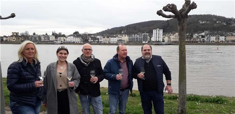 Mittelrhein-Weinkönigin Verena Schwager eröffnet neues Ortschild in Erpel V.li. Ute Schneider-Bündgen, Verena Schwager, Oliver Bremm, Günter Hirzmann und Andreas Schwager. Fotos: BG