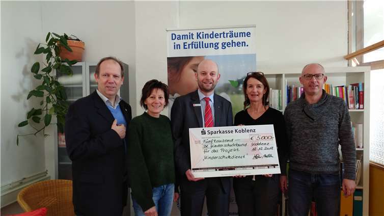 V.li. Uwe Diederischs-Seidel - 1. Vorsitzender KSB, Anja Waffenschmidt - Kinderschutzdienst, Herr Wehner - Filialleiter Sparkasse Koblenz, Gitta Litz - Kinderschutzdienst, Thomas Helle - Kinderschutzdienst.Foto: privat