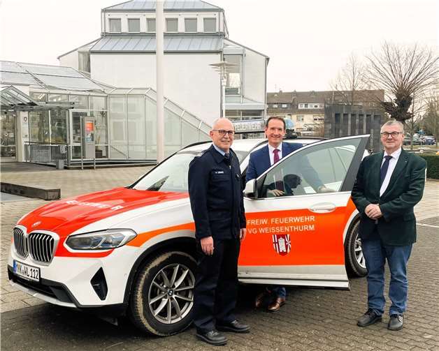 V.li. VG-Wehrleiter Arnd Lenarz, Bürgermeister Thomas Przybylla und Landrat Dr. Alexander Saftig.  Foto: VG Weißenthurm/Katharina Demleitner