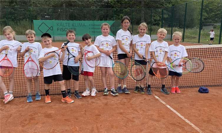 V.li. Valentina Schlesiger, Cornelius Lindner, Enno Köberl, Jonas Retterath, Linus Persigehl, Celina Fabrello, Sophia Maur, Laura Emons, Frederik Theobald, Max Schneefeld, es fehlt Finn Blome. Foto: HTC, Irmtraud Gödtel