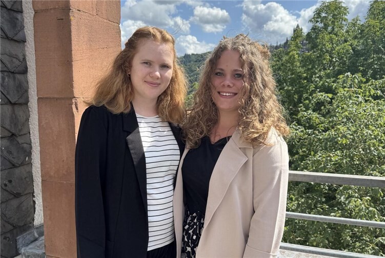 V.li. Vanessa Anhuth und Lara Umbscheiden. Foto: Kreis Cochem-Zell