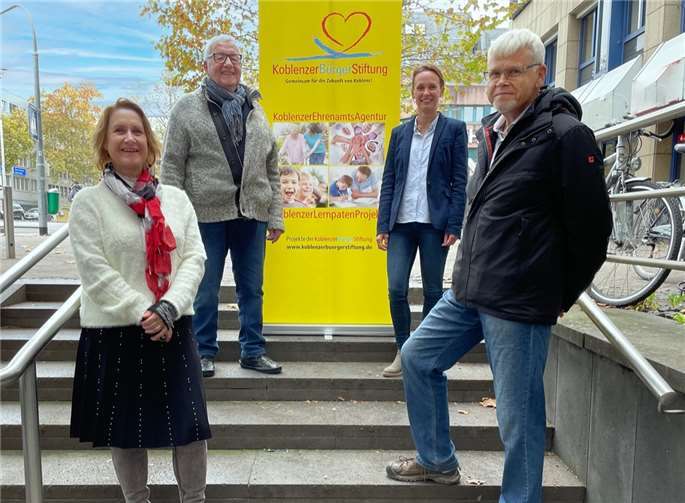 V.li. Vera Wolber (Lernpatin), Rainer Linnig (Vorstandsvorsitzender), Kathleen Benekenstein (Geschäftsführerin), Hermann Josef Schuster (Lernpate).Foto: Rolf Hennequin