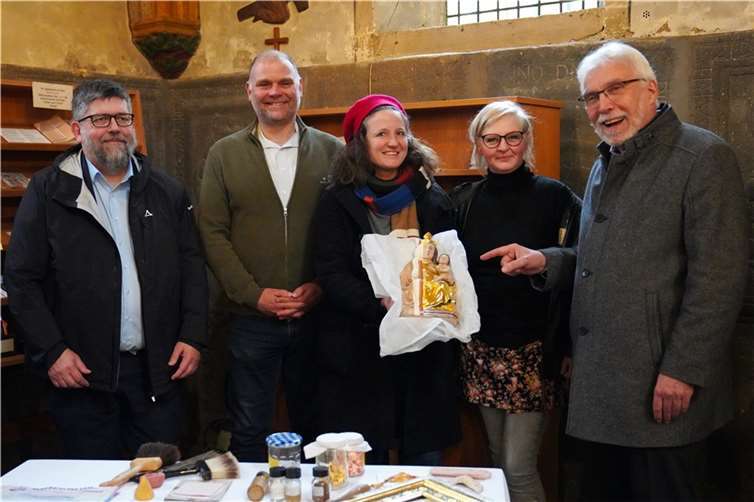 V.li. Verbandsbürgermeister Wolfgang Lambertz, Ortsbürgermeister Hans Josef Bleser, die Restauratorinnen Katrin Etringer und Carina Senger und Pfarrer Hermann-Josef Floeck. Foto: privat