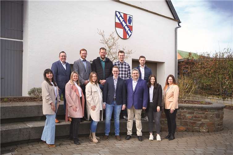 V.li. Verena Gassauer, Roland Max, Angélique Fuhrmann, Phillip Apeldorn, Laura Schneider, Stefan Laubenthal, Ortsbürgermeisterkandidat Johannes Stein, Niklas Sax, Holger Ollig, Martin Steffes, Laura Ollig und Kathrin Schmidt. Foto: Wählergruppe Ollig-Stein e.V.